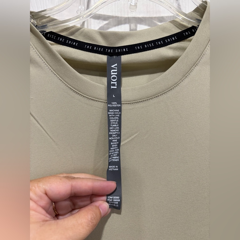 Vuori Men's Large Terra Run Tee T-Shirt Winter Pear Green NWT Running Stretch - Picture 7 of 9